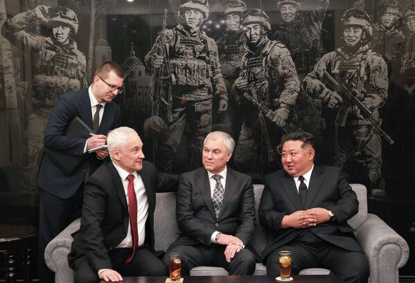 Andréi Beloúsov, ministro de Defensa ruso, Viacheslav Volodin, presidente de la Cámara Baja del Parlamento ruso y Kim Jong-un, mandatario de Corea del Norte, se reúnen en Pionyang. - Sputnik Mundo