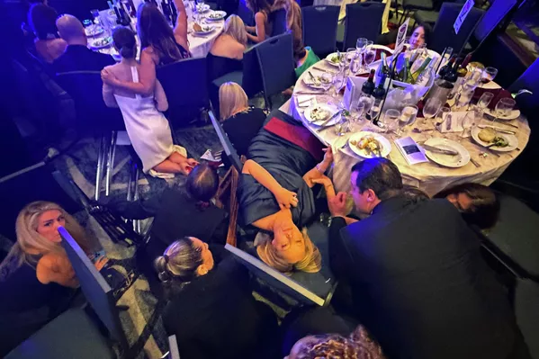 Los invitados a la cena de corresponsales con la presencia de Donald Trump poniéndose a salvo en el momento en que un sujeto armado abrió fuego. - Sputnik Mundo