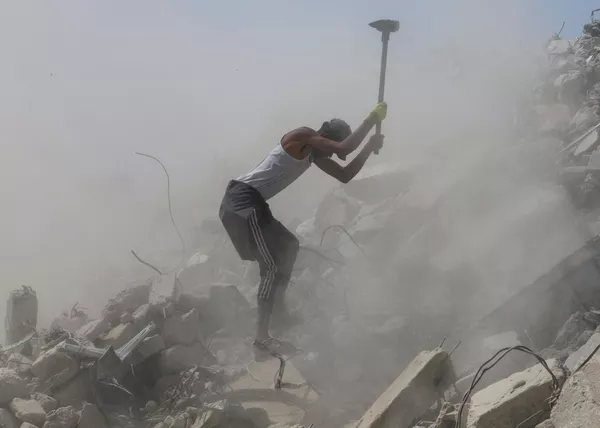 Un trabajador palestino retira escombros en una de las localidades en el sur de la Franja de Gaza. - Sputnik Mundo