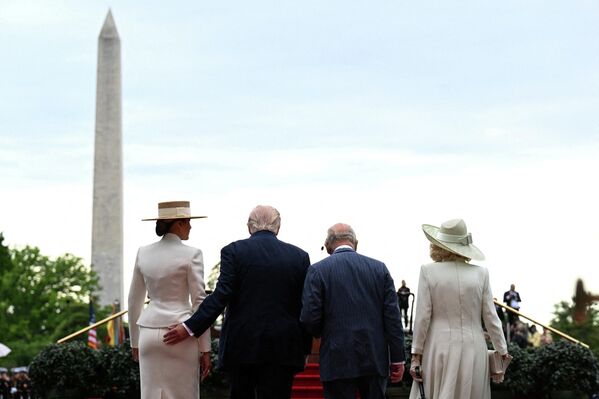 Donald Trump, presidente de EEUU, Melania Trump, primera dama estadounidense, el rey británico Carlos III y la reina consorte Camila asisten a una ceremonia de bienvenida en la Casa Blanca. - Sputnik Mundo