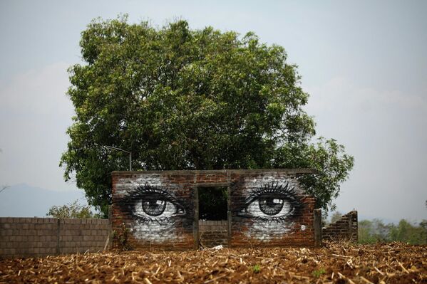 Un mural pintado en un edificio abandonado junto a una carretera en Ciudad Arce, El Salvador. - Sputnik Mundo