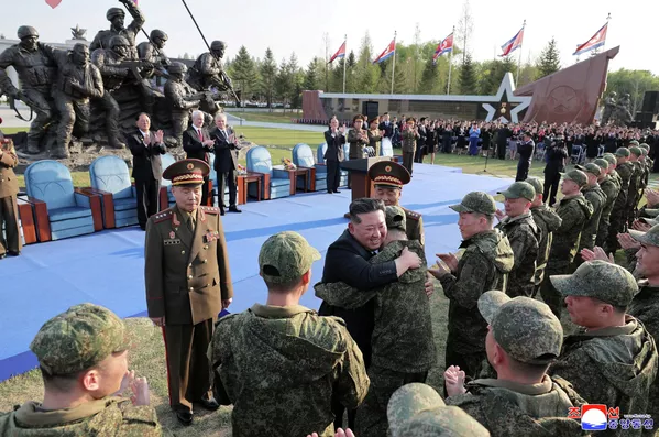 Kim Jong-un asiste a la ceremonia de inauguración del Museo de las Hazañas Militares de los Héroes de la Operación Militar Extranjera, dedicado a la valentía de los soldados norcoreanos que participaron en la liberación de la región rusa de Kursk. - Sputnik Mundo