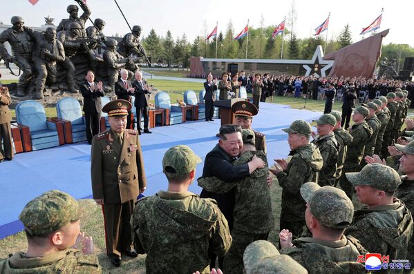 Kim Jong-un asiste a la ceremonia de inauguración del Museo de las Hazañas Militares de los Héroes de la Operación Militar Extranjera, dedicado a la valentía de los soldados norcoreanos que participaron en la liberación de la región rusa de Kursk. - Sputnik Mundo