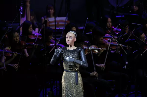 Una robot humanoide actúa durante un ensayo con la Orquesta Sinfónica de la Universidad Bautista de Hong Kong, en China. - Sputnik Mundo