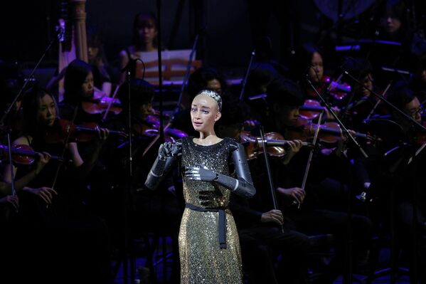 Una robot humanoide actúa durante un ensayo con la Orquesta Sinfónica de la Universidad Bautista de Hong Kong, en China. - Sputnik Mundo