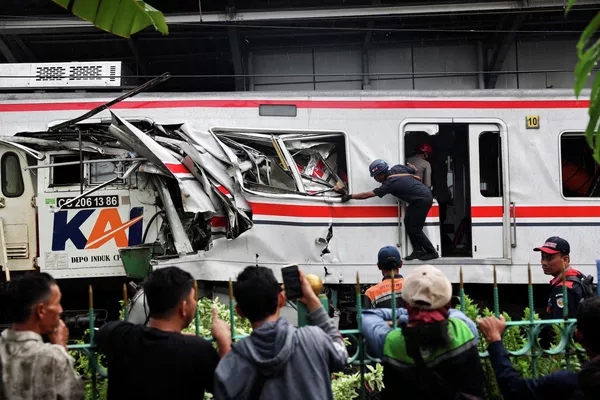 Obreros trabajando en el lugar del accidente, ocurrido a raíz de la colisión entre dos trenes cerca de Yakarta, Indonesia. - Sputnik Mundo