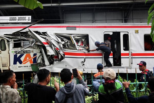Obreros trabajando en el lugar del accidente, ocurrido a raíz de la colisión entre dos trenes cerca de Yakarta, Indonesia. - Sputnik Mundo