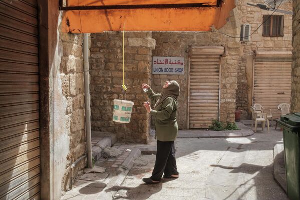 Una mujer caminando por un antiguo mercado en la ciudad libanesa de Tiro en medio de un alto el fuego temporal entre el Líbano e Israel. - Sputnik Mundo