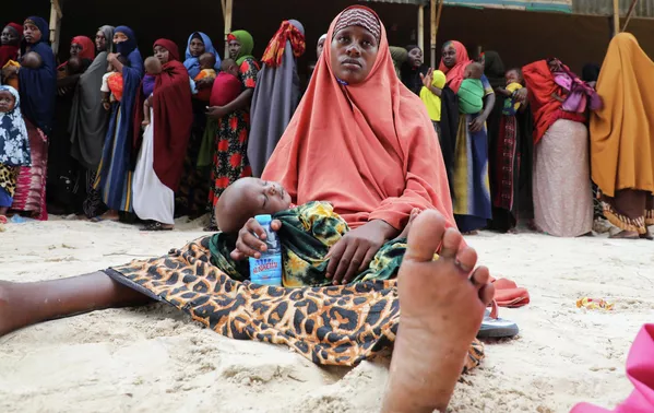 Las mujeres somalíes desplazadas hacen cola con sus hijos en brazos. - Sputnik Mundo