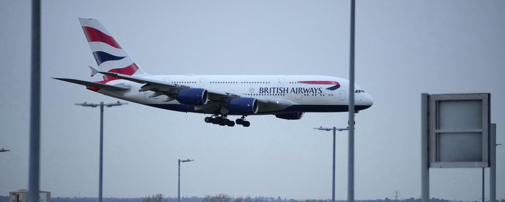 Un avión de British Airways se aproxima al aterrizaje, Londres - Sputnik Mundo, 1920, 03.05.2026