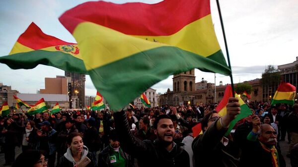 La gente ondea banderas bolivianas para conmemorar los 35 años de democracia en Bolivia, en La Paz, Bolivia, el 10 de octubre de 2017  - Sputnik Mundo
