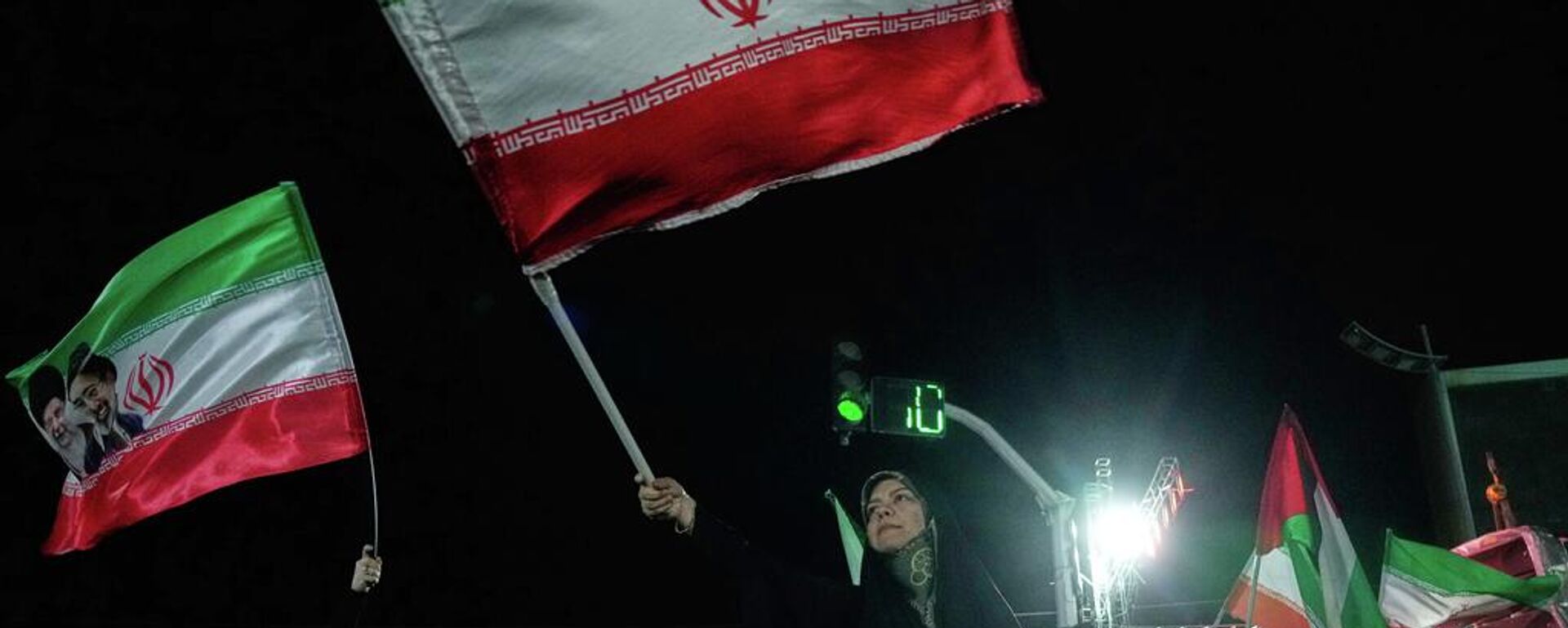 Manifestantes ondean banderas iraníes durante una concentración en Teherán, Irán, el 27 de abril de 2026 - Sputnik Mundo, 1920, 10.05.2026