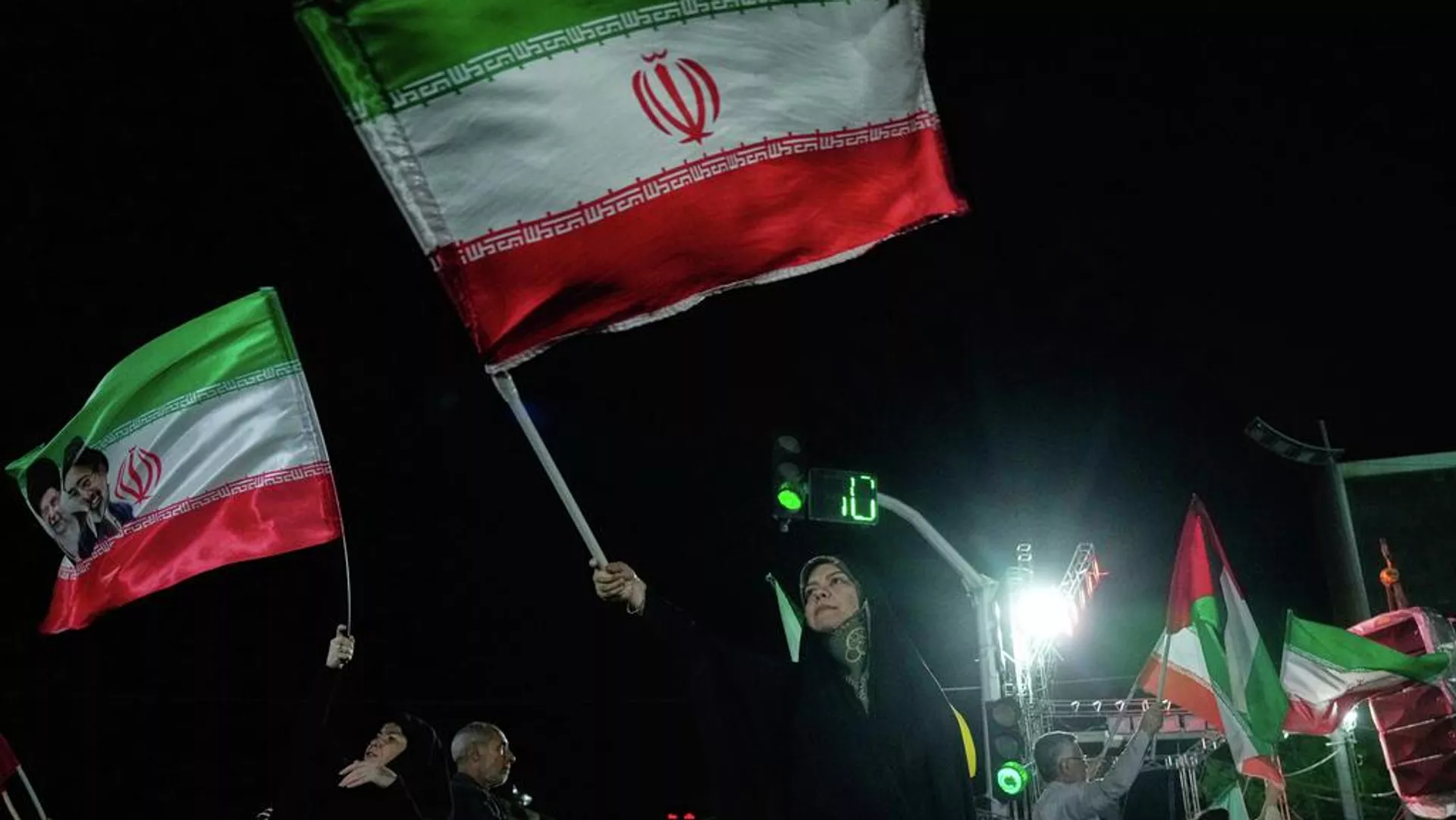 Manifestantes ondean banderas iraníes durante una concentración en Teherán, Irán, el 27 de abril de 2026 - Sputnik Mundo, 1920, 05.05.2026
