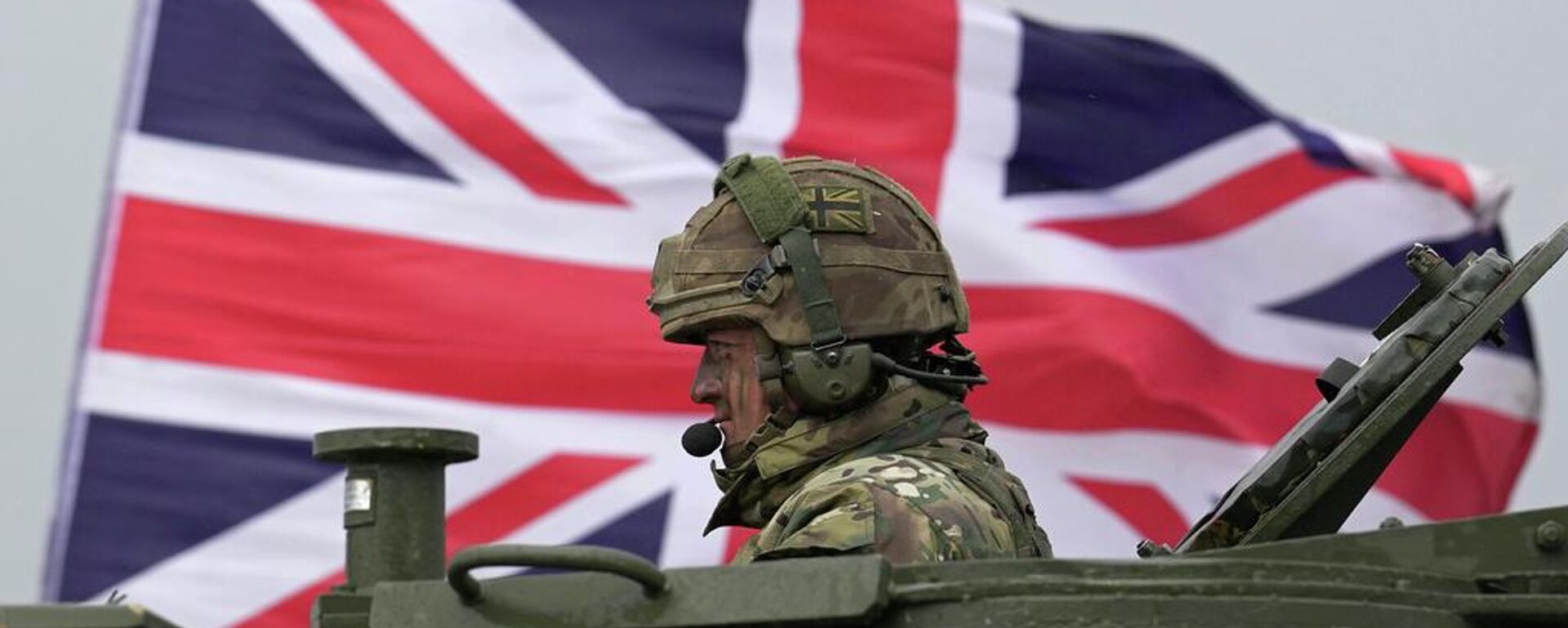 Un soldado británico se sienta en un AS90 mientras participa en un ejercicio militar, el 24 de marzo de 2023  - Sputnik Mundo, 1920, 04.05.2026