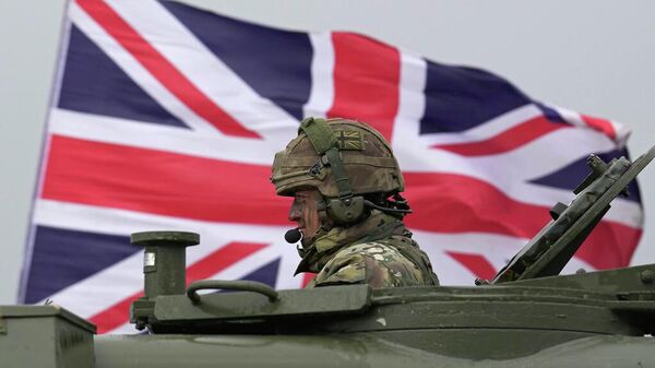 Un soldado británico se sienta en un AS90 mientras participa en un ejercicio militar, el 24 de marzo de 2023  - Sputnik Mundo