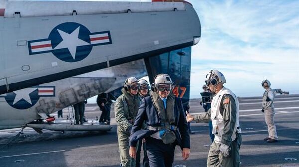 El presidente de Chile, José Antonio Kast, durante una visita al portaviones estadounidense USS Nimitz en aguas chilenas en abril de 2026 - Sputnik Mundo