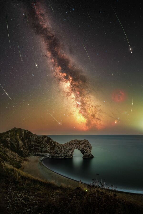 Meteoros de las Perseidas sobre la puerta de Durdle del autor británico Josh Dury. - Sputnik Mundo