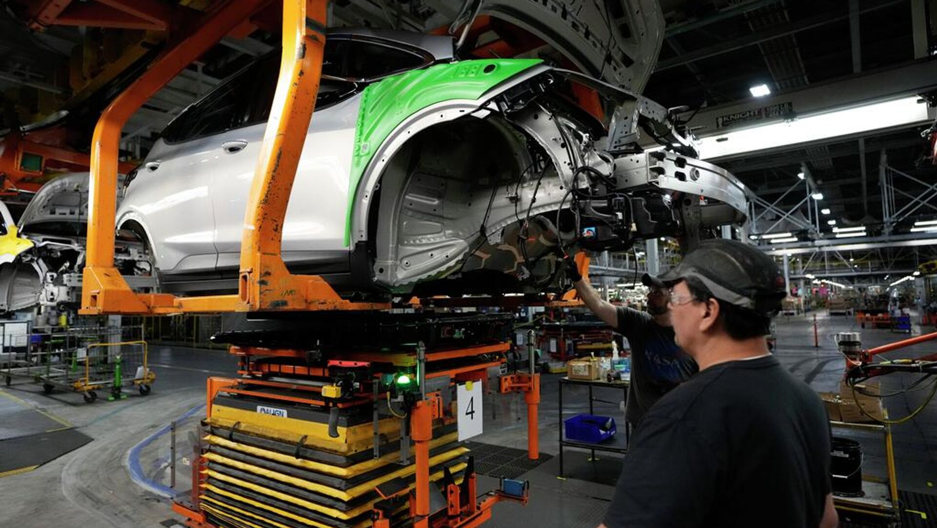 Trabajadores de la línea de montaje instalan una batería LG en un Chevrolet Bolt EV 2023 en la planta de ensamblaje Orion de General Motors, el 15 de junio de 2023  - Sputnik Mundo, 1920, 05.05.2026