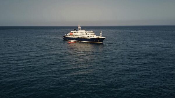 Vista aérea del crucero holandés MV Hondius fondeado en el Atlántico, frente a las costas de Cabo Verde, el 5 de mayo de 2026 - Sputnik Mundo
