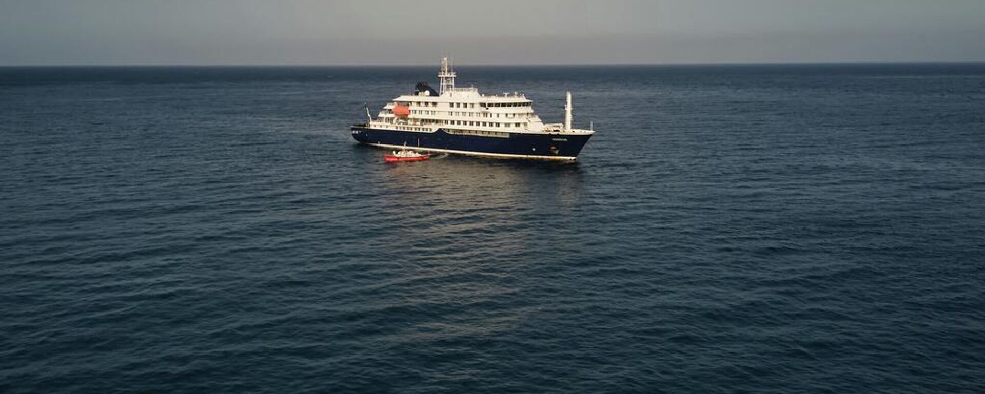 Vista aérea del crucero holandés MV Hondius fondeado en el Atlántico, frente a las costas de Cabo Verde, el 5 de mayo de 2026 - Sputnik Mundo, 1920, 08.05.2026