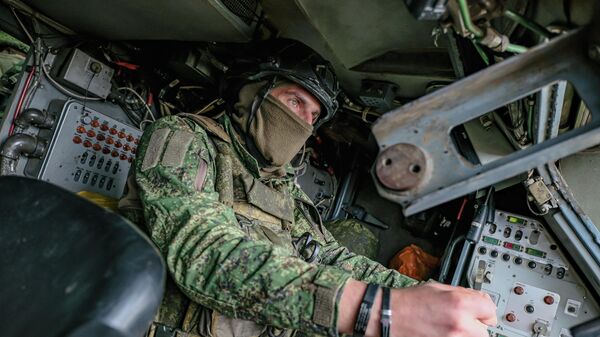 Un soldado ruso en la zona de la operación militar especial - Sputnik Mundo