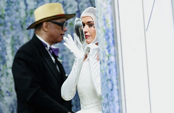 La cantante y actriz estadounidense Katy Perry posa durante la Gala del Met de 2026. - Sputnik Mundo