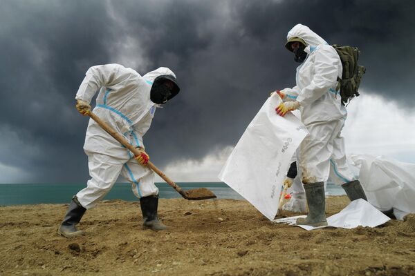 Voluntarios limpian la playa de la ciudad rusa de Tuapsé de los productos derivados del petróleo que llegaron a la zona costera como resultado de los ataques de drones ucranianos. - Sputnik Mundo