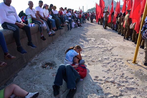 Personas descansando tras la marcha celebrada con motivo del Día Internacional de los Trabajadores en La Habana, Cuba. - Sputnik Mundo