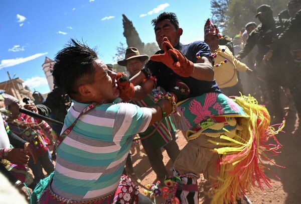 Dos miembros de la comunidad indígena participan en un combate ritual durante la ceremonia quechua El Tinku en San Pedro de Macha, Bolivia. - Sputnik Mundo