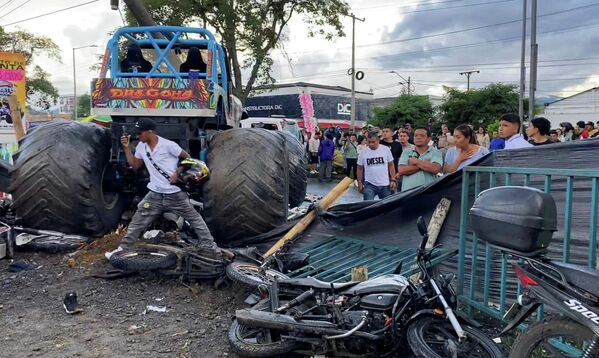 Un grupo de personas observa el lugar del fatal accidente ocurrido en el departamento colombiano de Cauca, donde el conductor perdió el control de su vehículo y arrolló a la multitud. - Sputnik Mundo