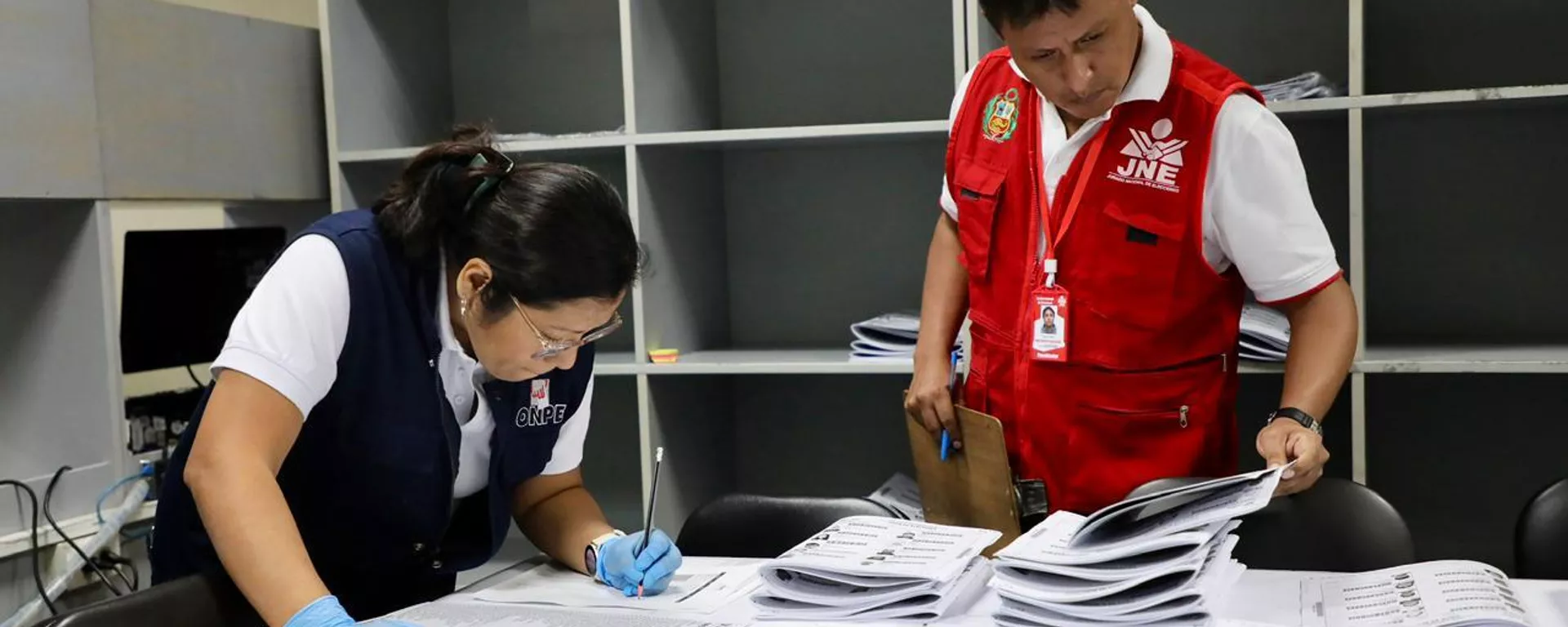 Funcionarios de la ONPE y el Jurado Nacional de Elecciones de Perú durante tareas de impresión de boletas para la segunda vuelta, en mayo de 2026 - Sputnik Mundo, 1920, 09.05.2026