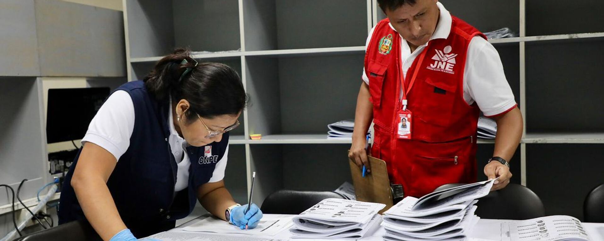 Funcionarios de la ONPE y el Jurado Nacional de Elecciones de Perú durante tareas de impresión de boletas para la segunda vuelta, en mayo de 2026 - Sputnik Mundo, 1920, 09.05.2026