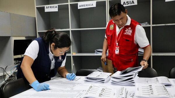 Funcionarios de la ONPE y el Jurado Nacional de Elecciones de Perú durante tareas de impresión de boletas para la segunda vuelta, en mayo de 2026 - Sputnik Mundo