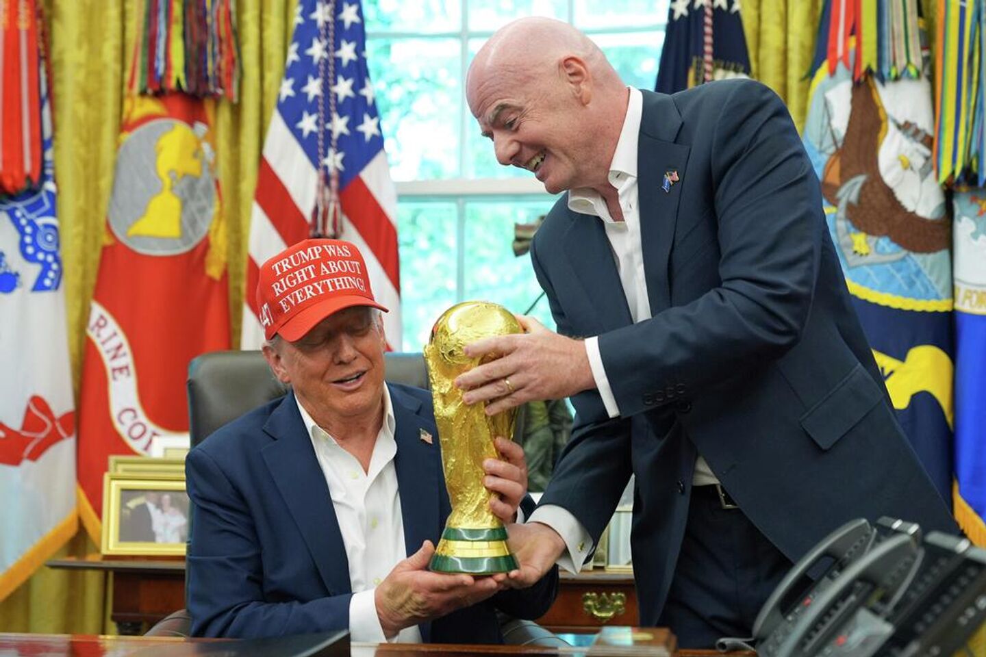 El presidente de EEUU, Donald Trump, y el presidente de la FIFA, Gianni Infantino, en la Casa Blanca, en agosto de 2025.  - Sputnik Mundo