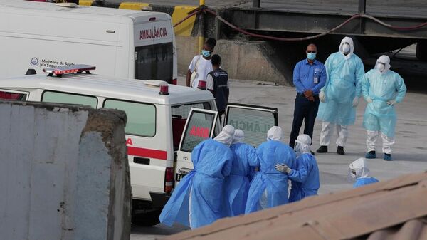 Personal sanitario con equipo de protección evacua a pacientes del crucero MV Hondius a una ambulancia - Sputnik Mundo