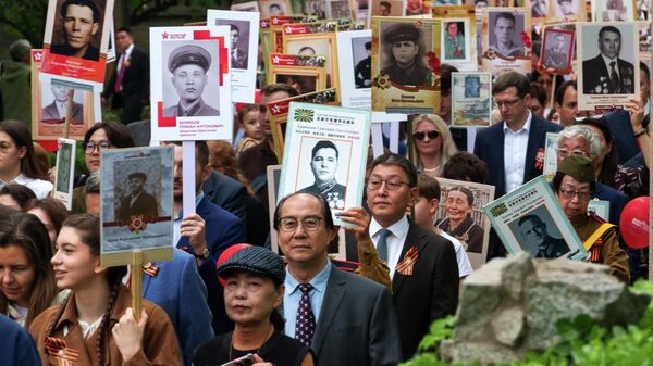 La marcha del Regimiento Inmortal en honor al 81.º aniversario de la Victoria en la Gran Guerra Patria se celebra en Pekín - Sputnik Mundo