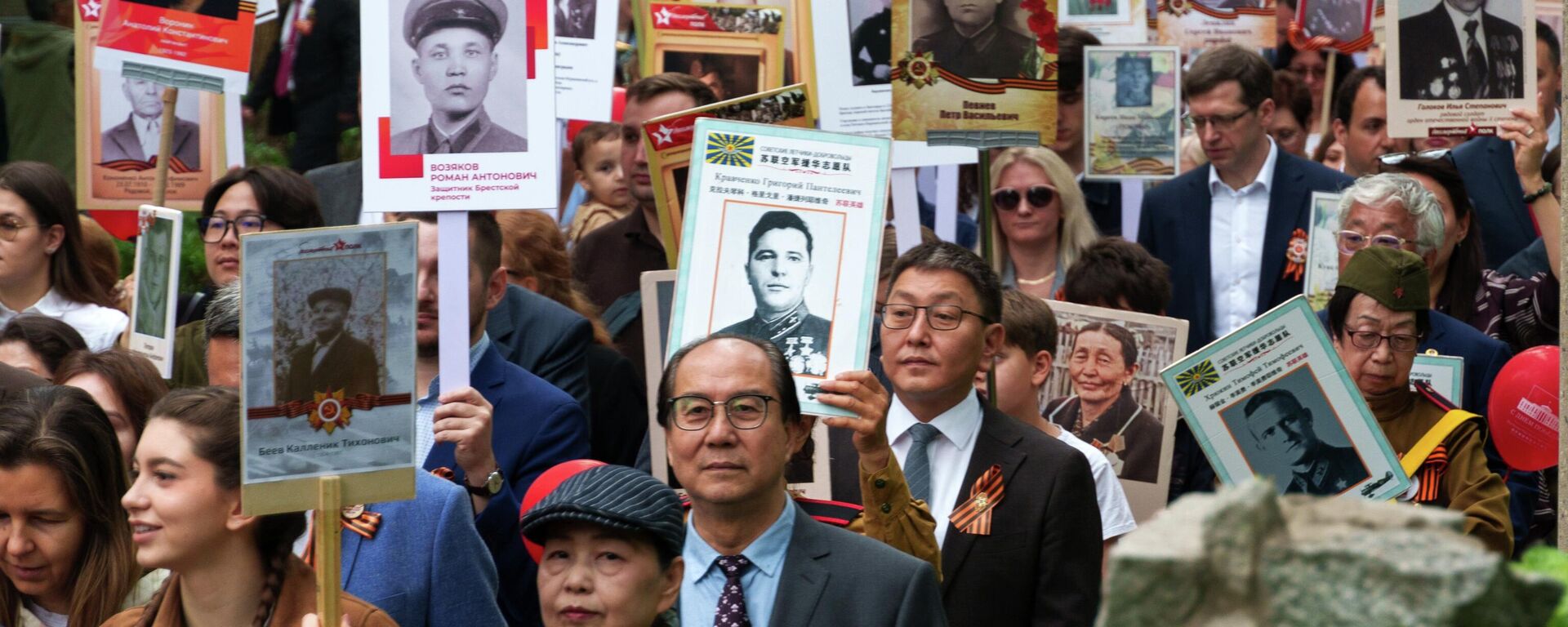 La marcha del Regimiento Inmortal en honor al 81.º aniversario de la Victoria en la Gran Guerra Patria se celebra en Pekín - Sputnik Mundo, 1920, 09.05.2026