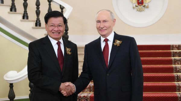 El presidente ruso, Vladímir Putin, y el presidente laosiano, Thongloun Sisoulith - Sputnik Mundo