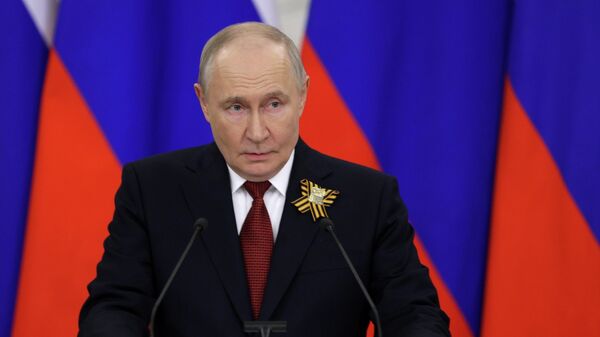 Vladímir Putin, presidente ruso, da una conferencia de prensa tras una serie de reuniones internacionales en Moscú, 9 de mayo de 2026 - Sputnik Mundo
