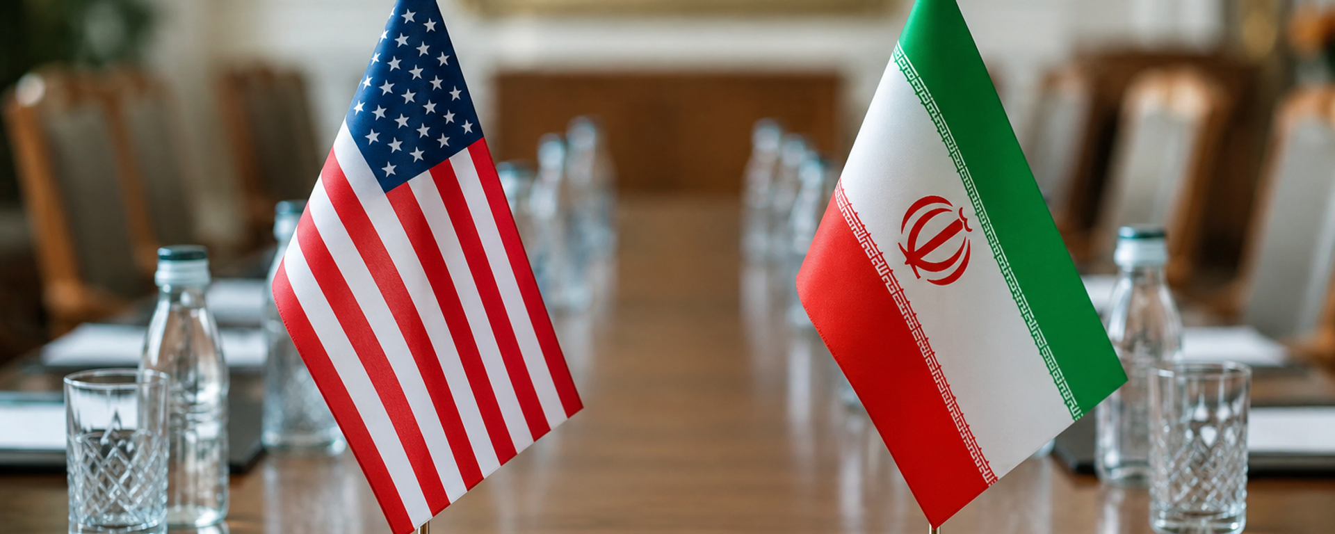 Las banderas de EEUU e Irán en la mesa de negociaciones (Imagen referencial) - Sputnik Mundo, 1920, 10.05.2026