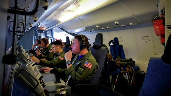 Personal de la Armada de los Estados Unidos observa las pantallas a bordo del avión P-8A Poseidon - Sputnik Mundo