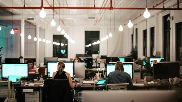 Empleados en una oficina - Sputnik Mundo