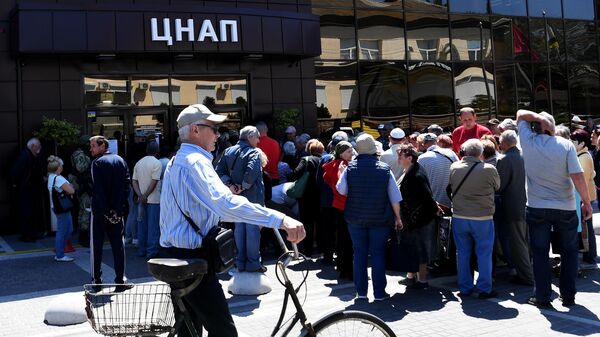 Los residentes de Melitopol, región de Zaporozhie, hacen cola cerca del centro de prestación de servicios administrativos - Sputnik Mundo