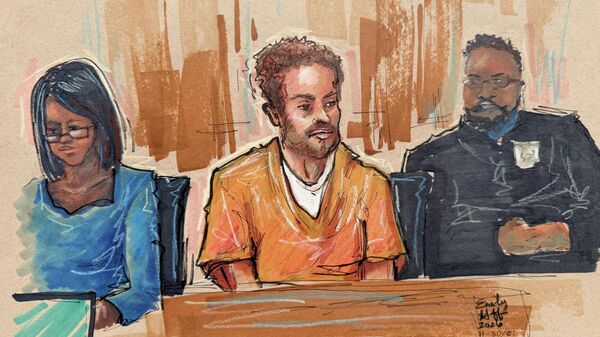 Cole Tomas Allen, sospechoso del tiroteo durante la cena de la Asociación de Corresponsales de la Casa Blanca (WHCA), se sienta en la sala del tribunal durante una audiencia, el 30 de abril de 2026  - Sputnik Mundo