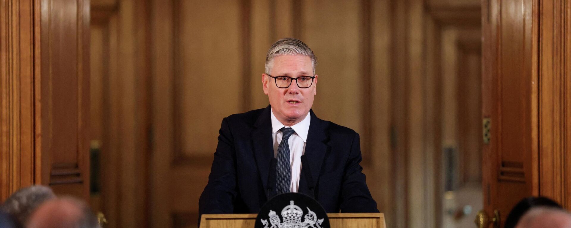 Keir Starmer, primer ministro británico, interviene durante una reunión con líderes de diversos sectores de la sociedad para debatir cómo abordar el antisemitismo, en Downing Street, Londres, Reino Unido, 5 de mayo de 2026 - Sputnik Mundo, 1920, 19.05.2026