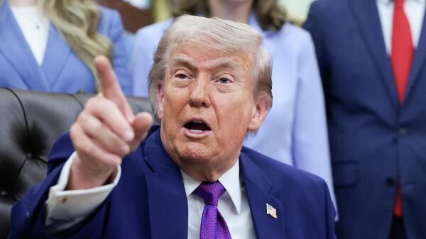 Donald Trump, presidente de Estados Unidos, habla durante un evento sobre salud materna en el Despacho Oval de la Casa Blanca en Washington, D. C., Estados Unidos, el 11 de mayo de 2026  - Sputnik Mundo