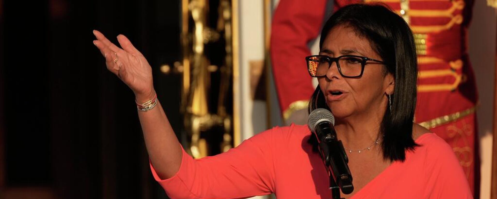 Delcy Rodríguez, presidenta encargada de Venezuela, habla en el Palacio de Miraflores durante una reunión con el presidente colombiano en Caracas, Venezuela, el 24 de abril de 2026  - Sputnik Mundo, 1920, 11.05.2026