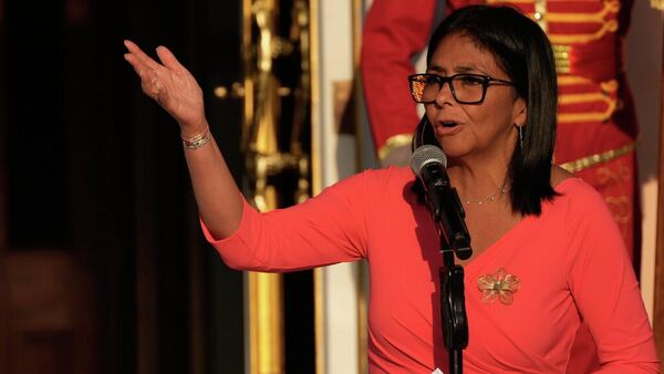 Delcy Rodríguez, presidenta encargada de Venezuela, habla en el Palacio de Miraflores durante una reunión con el presidente colombiano en Caracas, Venezuela, el 24 de abril de 2026  - Sputnik Mundo