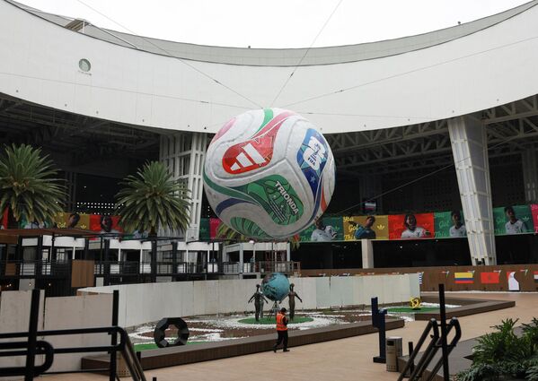 En el Aeropuerto Internacional de la Ciudad de México se exhibe una maqueta gigante del balón de fútbol llamado Trionda.El nombre es en honor a que por primera vez el campeonato se encuentra en tres países: Canadá, México y Estados Unidos. La pelota está decorada con iconografía que representa a cada país anfitrión: las hojas de arce de Canadá, el águila de México y las estrellas de Estados Unidos. - Sputnik Mundo