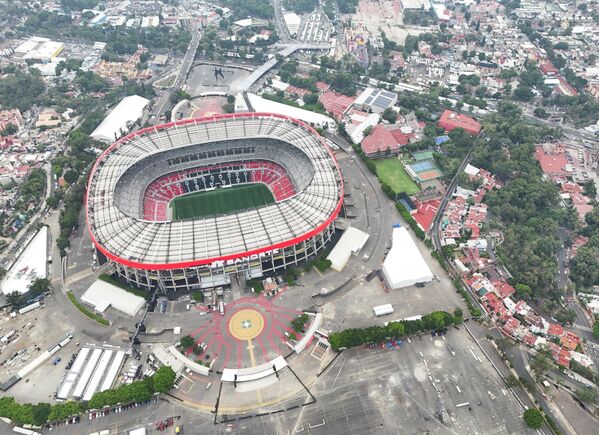 El proyecto de renovación busca fortalecer el transporte público en la zona sur, con conexión hacia el Estadio Azteca, el escenario principal del Mundial de Fútbol en México.En la foto: un dron muestra el Estadio Banorte, también conocido como Estadio Azteca, mientras continúan las obras de renovación. - Sputnik Mundo